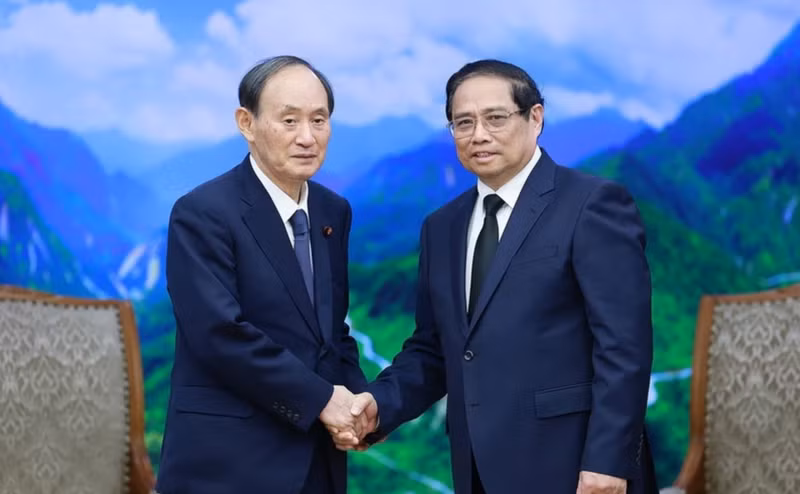 越南政府总理范明正会见日本首相特使、前首相菅义伟。（图片来源：越通社）