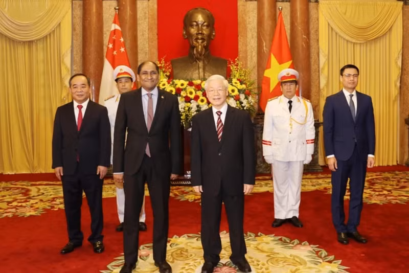 越共中央总书记、国家主席阮富仲2021年1月会见前来递交国书的新加坡驻越特命全权大使贾亚·拉特南。