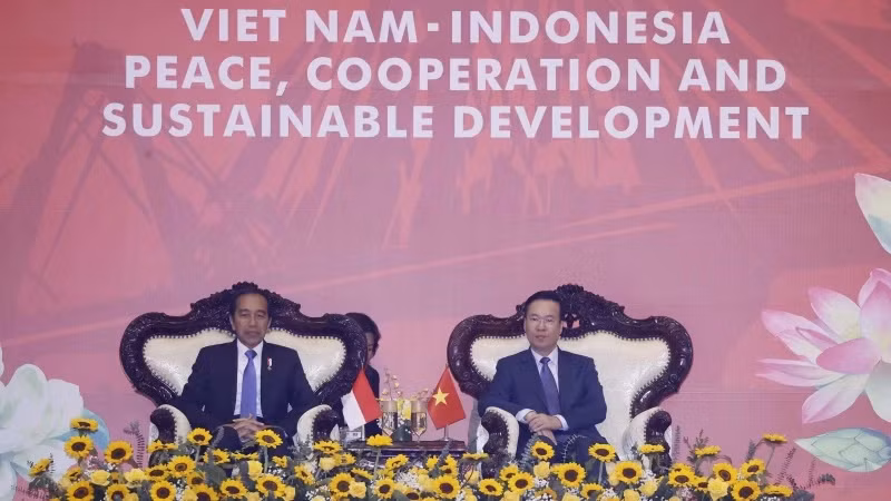 武文赏主席同印尼总统佐科·维多多观看武术表演节目。