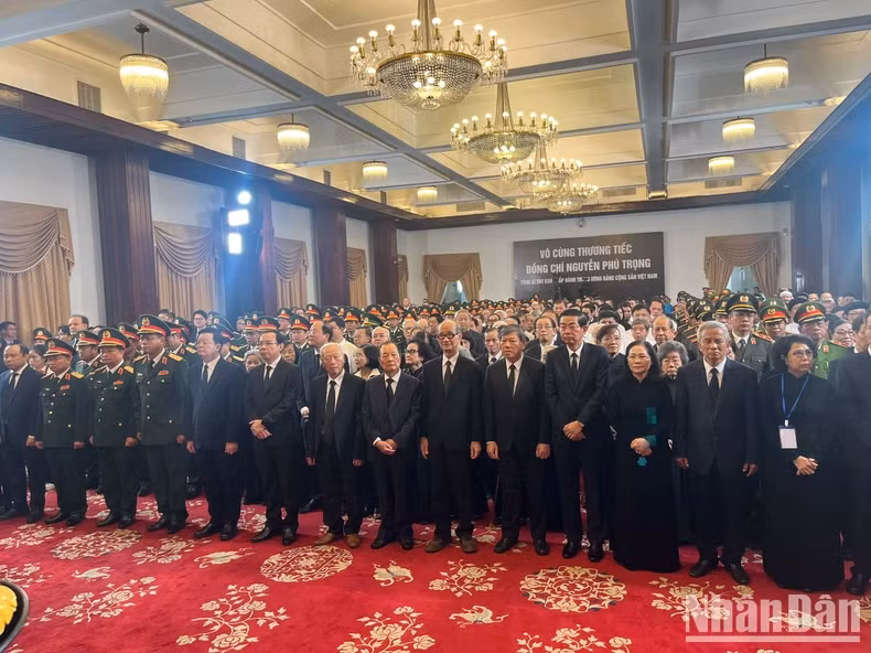 阮富仲同志吊唁仪式同一时间在胡志明市统一大会堂举行。