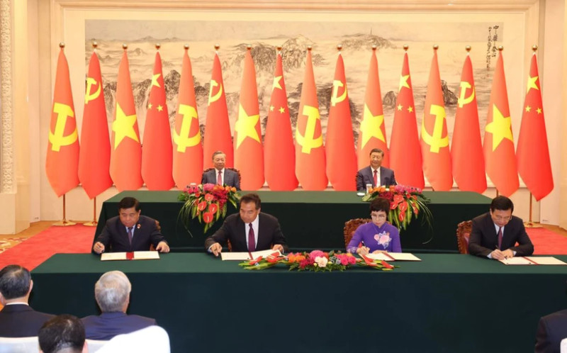 越南计划与投资部与中国国家国际发展合作署关于推动社会民生领域发展合作项目的谅解备忘录签字仪式。（图片来源：越通社）