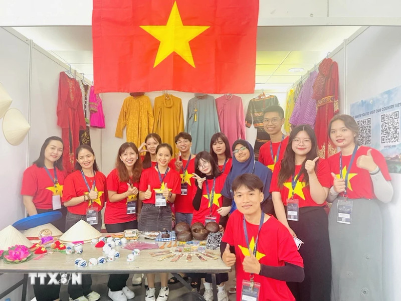 在活动上展示的越南传统服装和纪念品。（图片来源：越通社）