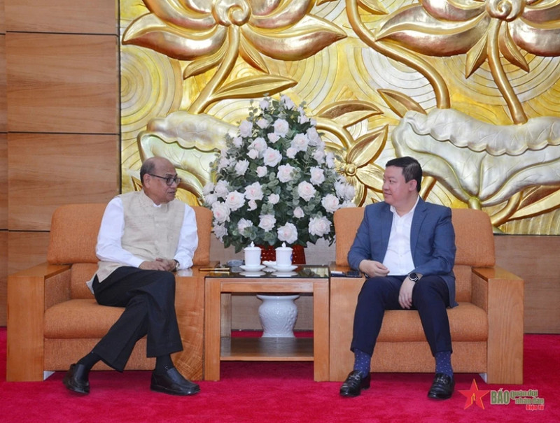 越南友好组织联合会副主席阮玉雄与世界和平理事会主席、印度团结组织秘书长帕拉布·森古普塔。（图片来源：人民军队会报）