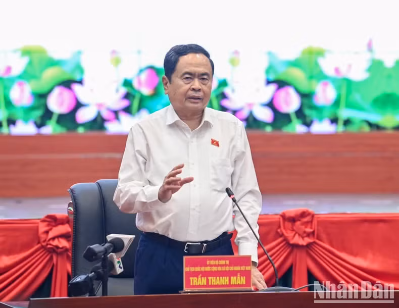 国会主席陈青敏发表讲话。