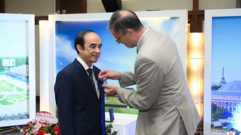 河内医科大学校长阮友秀荣获“学术棕榈”骑士勋章。