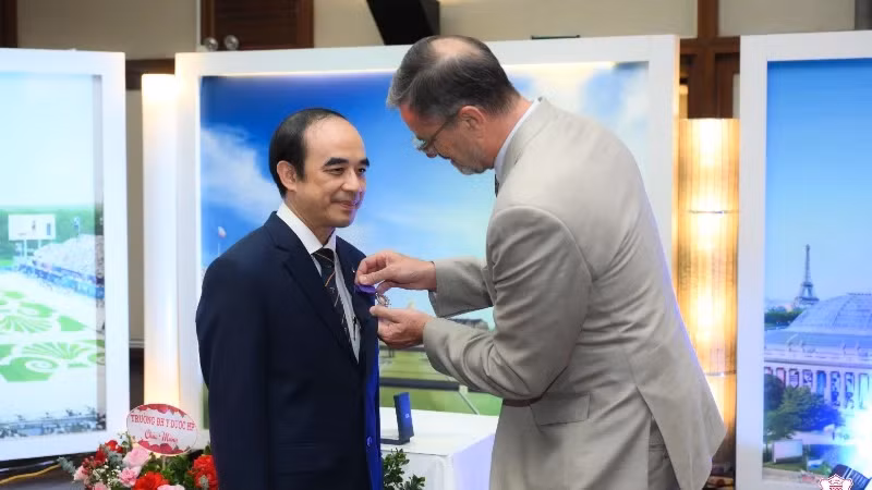 河内医科大学校长阮友秀荣获“学术棕榈”骑士勋章。