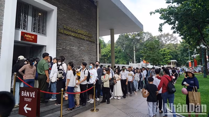 游客参观独立营。