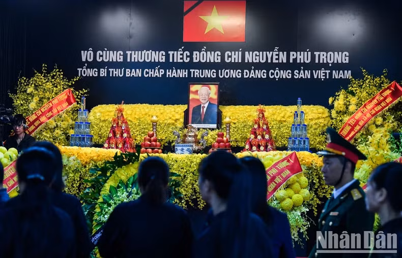阮富仲同志吊唁仪式同一时间在阮富仲家乡河内市东英县东会乡举行。