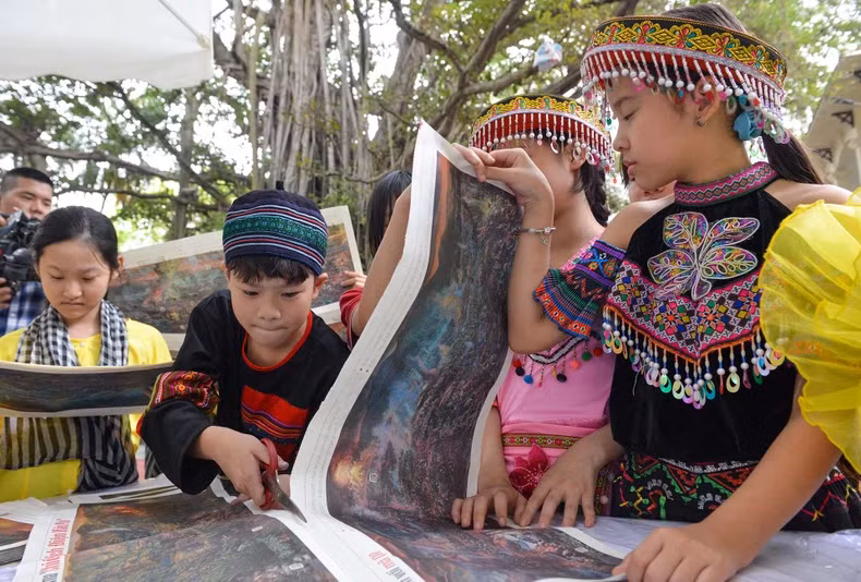 学生们一起剪、贴全景画《奠边府战役》。