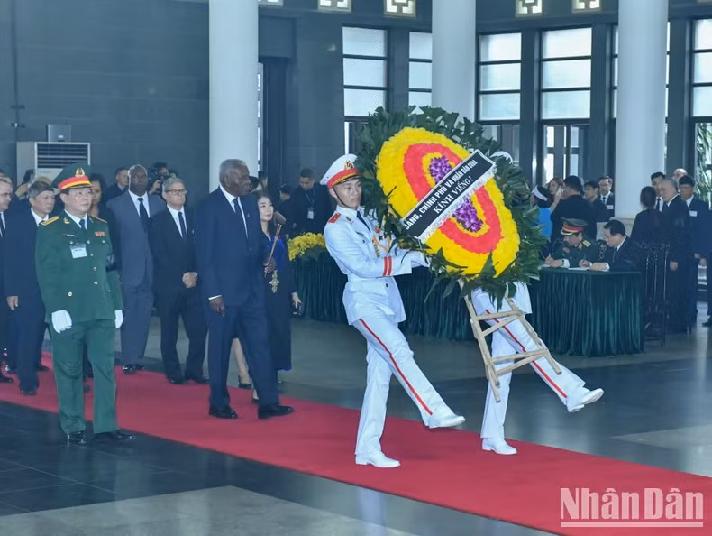 古巴代表团吊唁越共中央总书记阮富仲逝世。