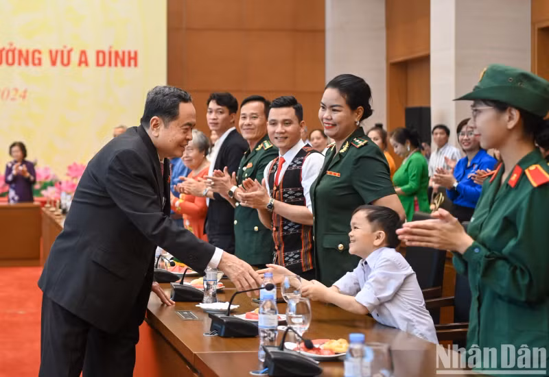 越南国会主席陈青敏和武阿丁奖获奖者代表。