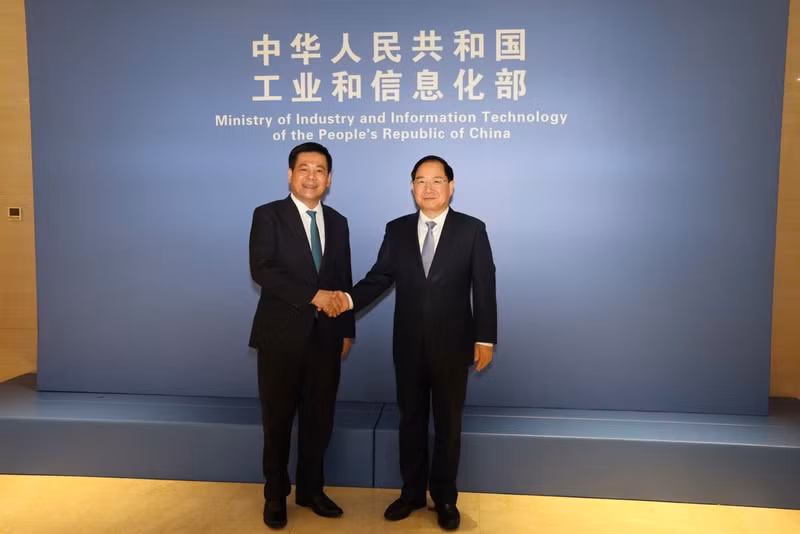 越南工贸部部长阮鸿延会见中国工业和信息化部部长金壮龙。（图片来源：工贸部）