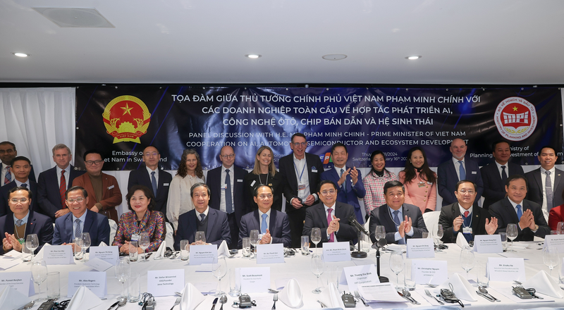 越南政府总理范明正出席人工智能、汽车、半导体芯片产业及生态系统发展合作座谈会。（图片来源：VGP）