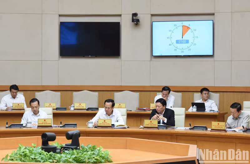 各部委、单位领导代表出席会议。