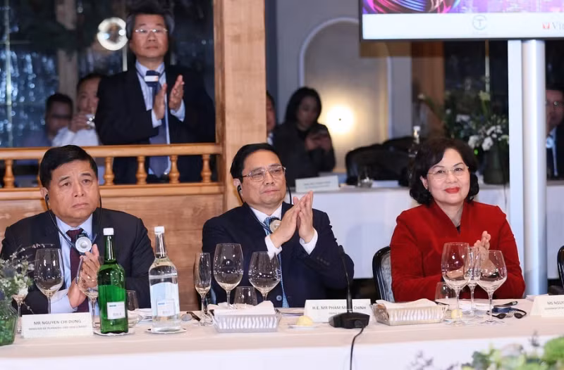 范明正总理出席会议。