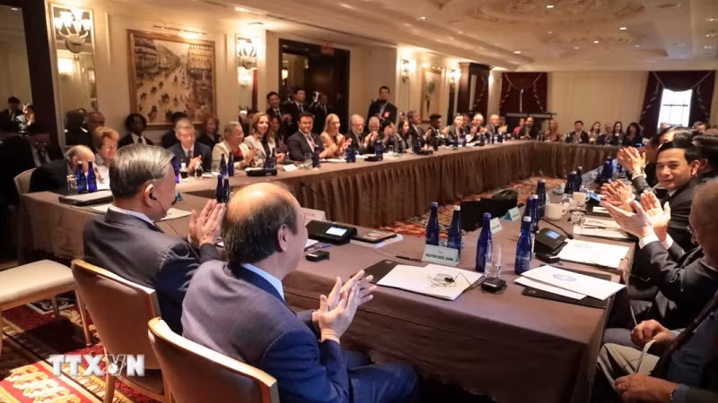 越共中央总书记、国家主席苏林会见美国共产党、左翼组织领导和美国友人。（图片来源：越通社）