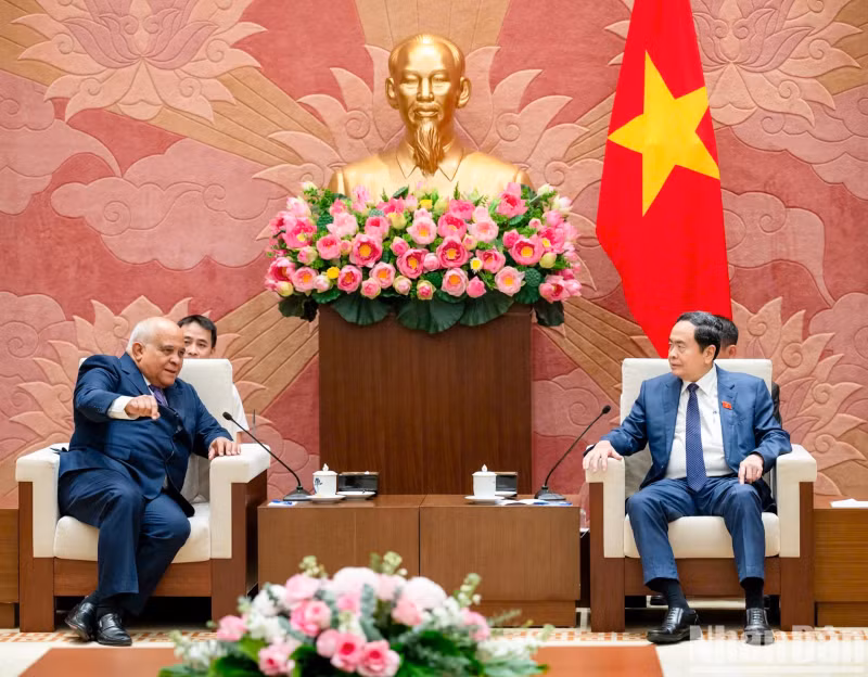 越南国会主席陈青敏会见古巴驻越大使奥兰多·尼古拉斯·吉伦。