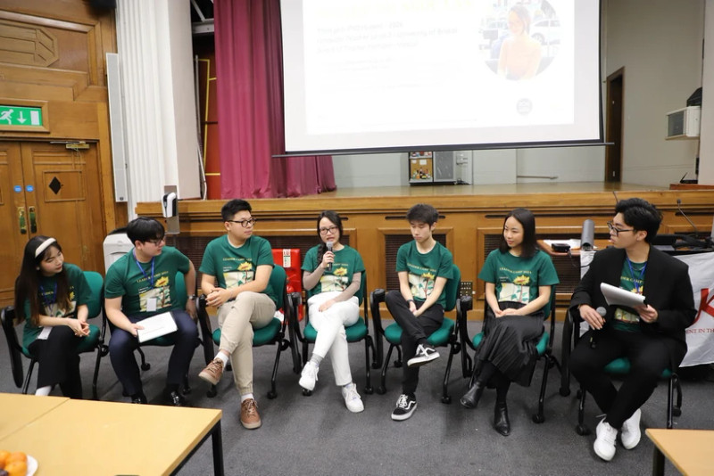 来自英国境内各所高中和大学的100多名越南学生已参加在首都伦敦威斯敏斯特大学举行的2024年领袖营活动。（图片来源：越通社）