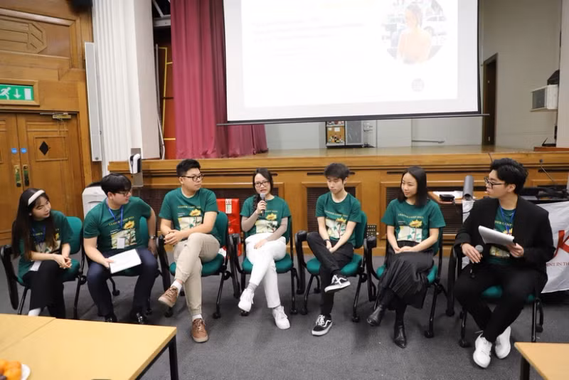 来自英国境内各所高中和大学的100多名越南学生已参加在首都伦敦威斯敏斯特大学举行的2024年领袖营活动。（图片来源：越通社）