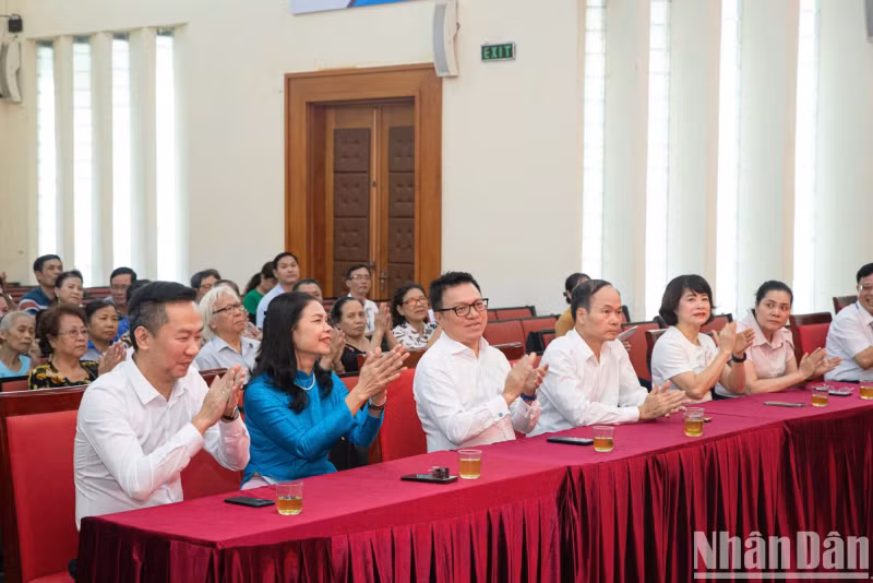越共中央委员、《人民报》社总编辑、中央宣教部副部长、越南新闻工作者协会主席黎国明，越南祖国阵线河内市委员会副主席邓氏芳叉和郡坊领导出席活动。