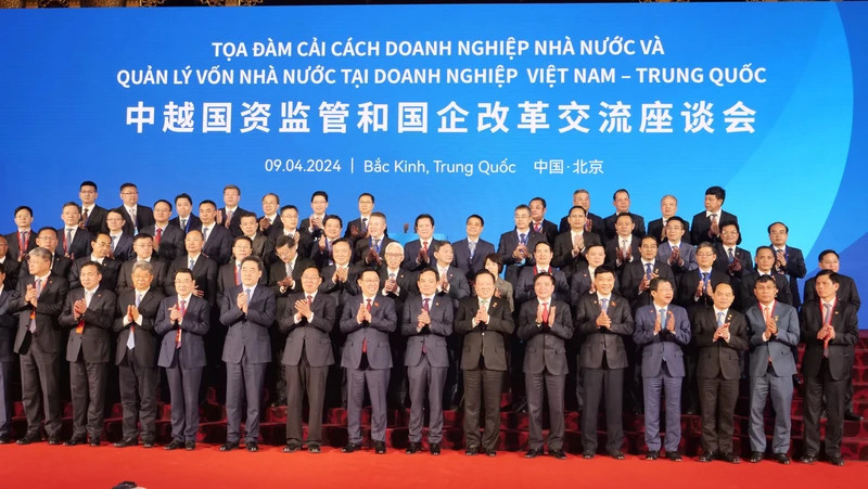 国会主席王廷惠和与会代表合影。