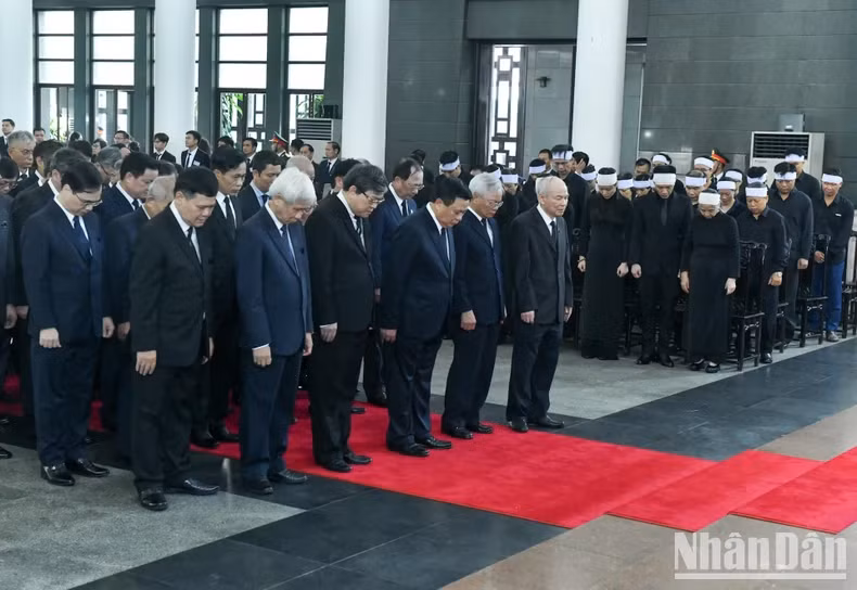 越共中央理论委员会、胡志明国家政治学院代表团吊唁越共中央总书记阮富仲逝世。