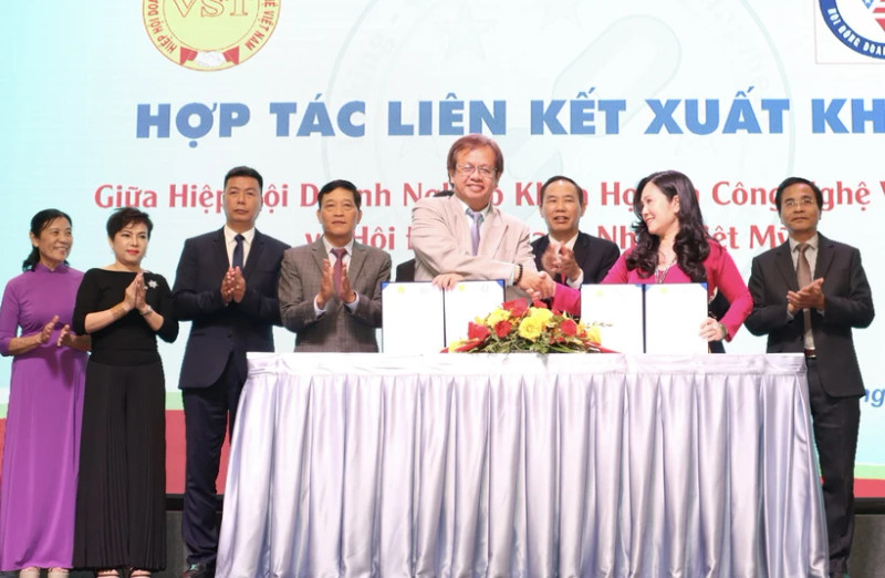 各单位签署支持贸促合作协议。（图片来源：越通社）