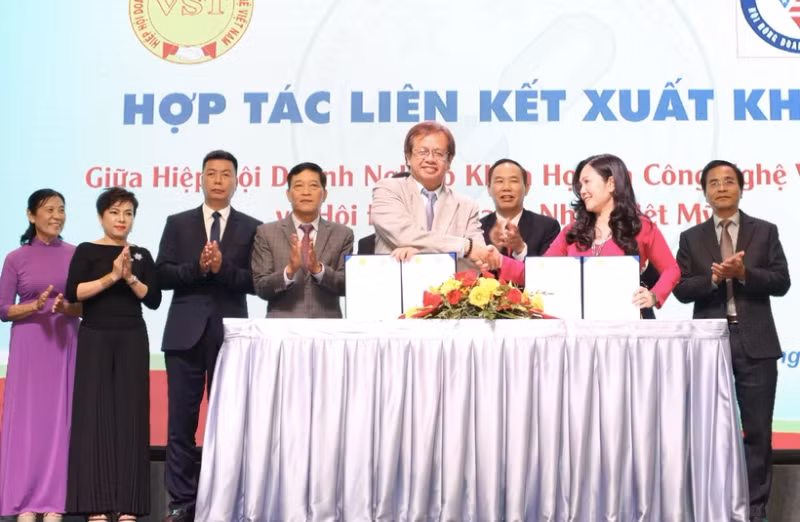 各单位签署支持贸促合作协议。（图片来源：越通社）