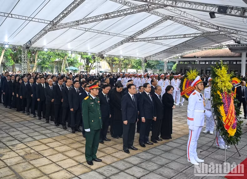 由越南国会主席陈青敏率领的国会代表团吊唁越共中央总书记阮富仲逝世。