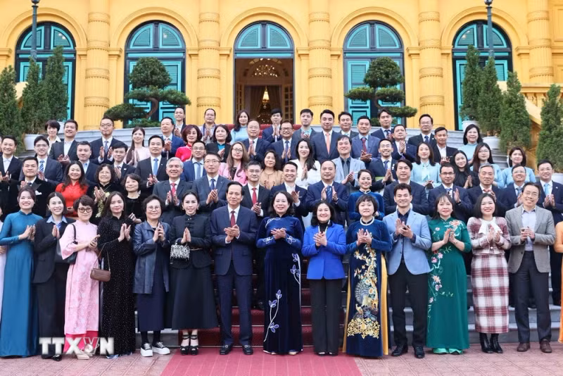 越南国家副主席武氏映春和为越南儿童基金会做出贡献的爱心人士。（图片来源：越通社）