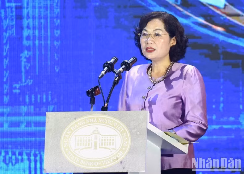越南国家银行行长阮氏红发表讲话。
