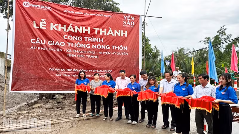 越南《人民报》社赞助的乡村桥梁正式落成。