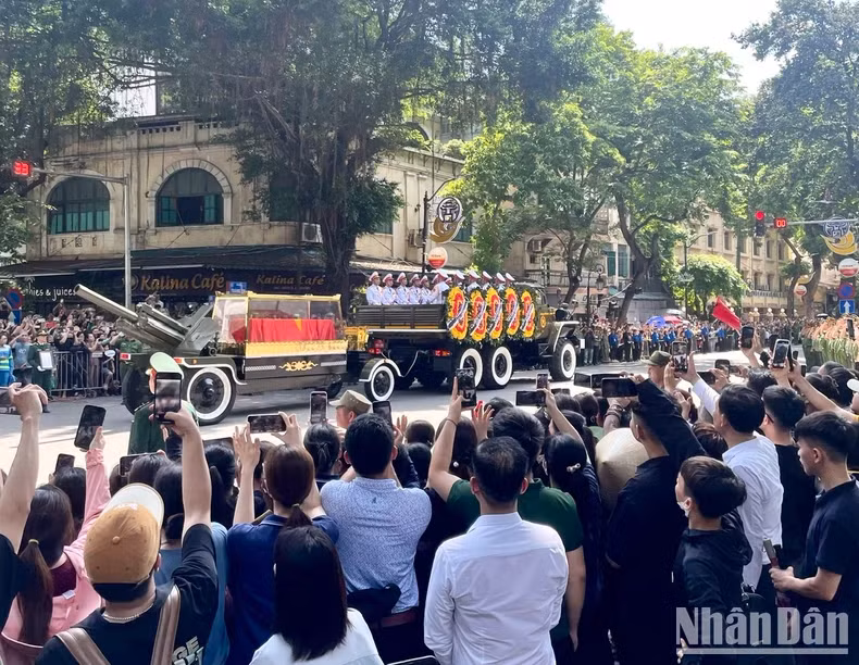 民众为阮富仲总书记送行。