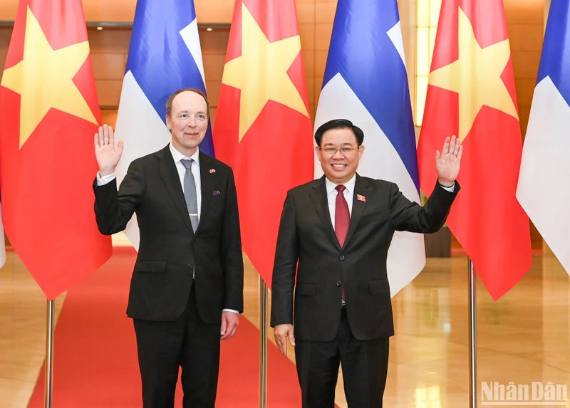 越南国会主席王廷惠同芬兰议会议长尤西·哈拉阿霍合影。