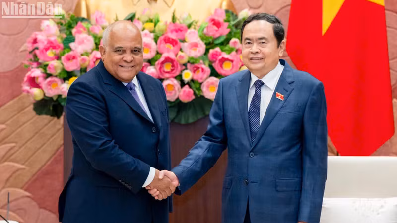 越南国会主席陈青敏会见古巴驻越大使奥兰多·尼古拉斯·吉伦。