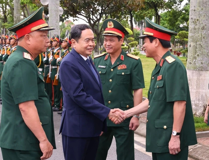 国会主席陈青敏造访了第三军区司令部。