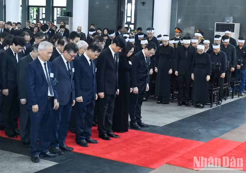 党中央办公厅代表团吊唁越共中央总书记阮富仲逝世。