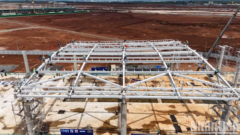 龙城机场航站楼钢结构封顶项目价值约3.5万亿越盾,约占龙城机场航站楼项目合同额的10%。 龙城机场航站楼钢结构封顶项目价值约3.5万亿越盾,约占龙城机场航站楼项目合同额的10%。