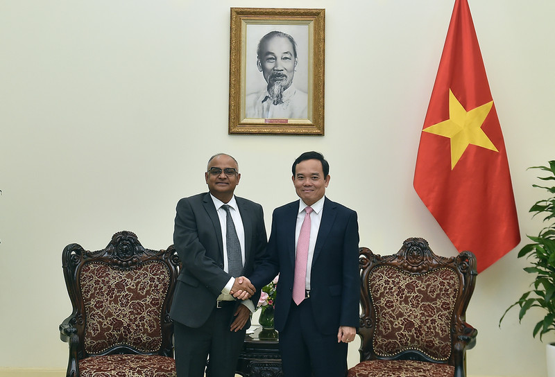 政府副总理陈流光和亚洲开发银行驻越南首席代表尚塔努·查克拉博蒂。（图片来源：VGP）