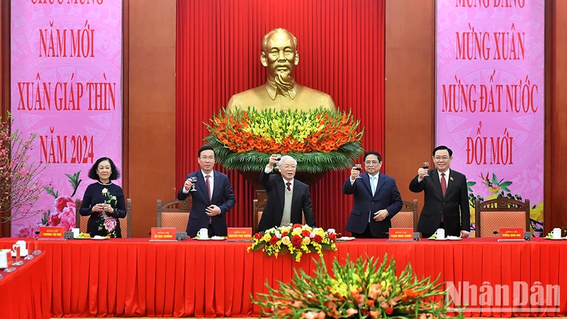 阮富仲总书记等党和国家领导人举杯庆祝2024年农历新年。