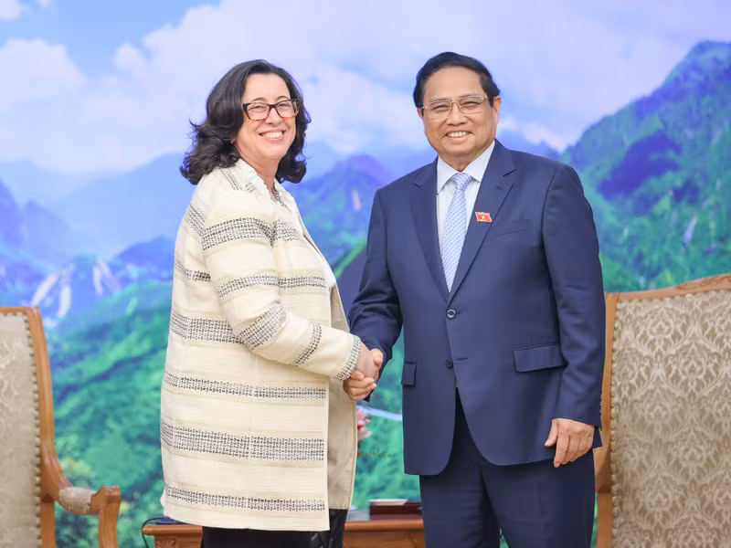 越南政府总理范明正会见世行副行长副行长曼努埃拉·费罗。