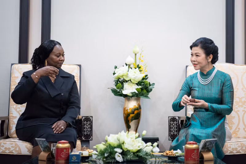 越共中央总书记、国家主席苏林夫人吴芳璃同几内亚比绍总统夫人进行茶叙。