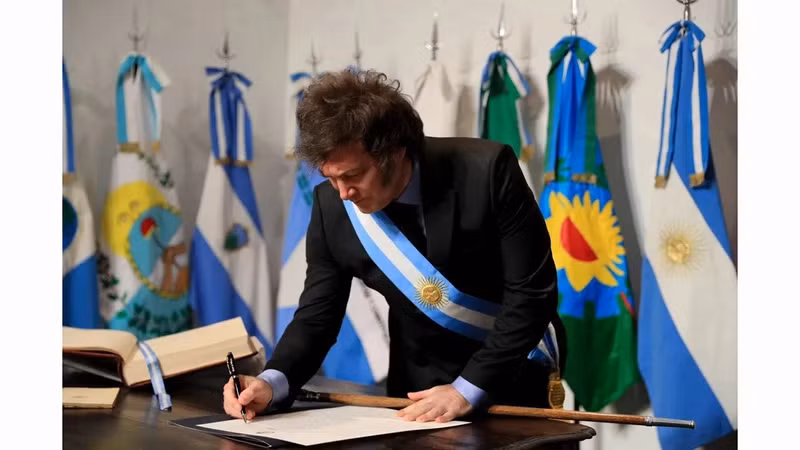 阿根廷总统哈维尔·米莱签署社会契约。 （图片来源：Buenos Aires Herald）