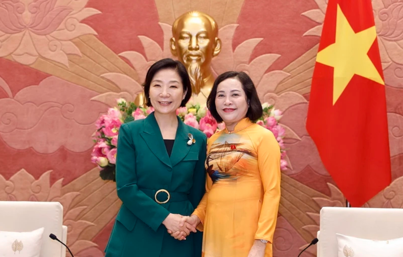 越南国会副主席阮氏青会见韩国中小企业创业部长吴永珠。（图片来源：越通社）