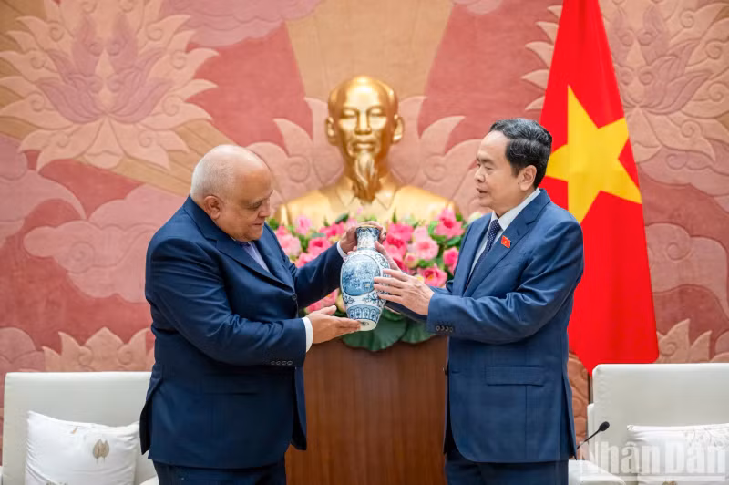 国会主席陈青敏向古巴驻越大使奥兰多·尼古拉斯·吉伦赠送纪念品。