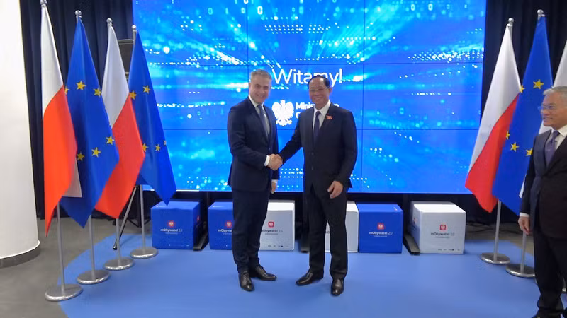 越南国会副主席陈光方上将与波兰副总理兼数字化部部长克日什托夫·加夫科夫斯基合影。