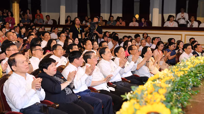 各位代表出席“巴亭之阳光”特别文艺晚会。（图片来源：人民代表报）