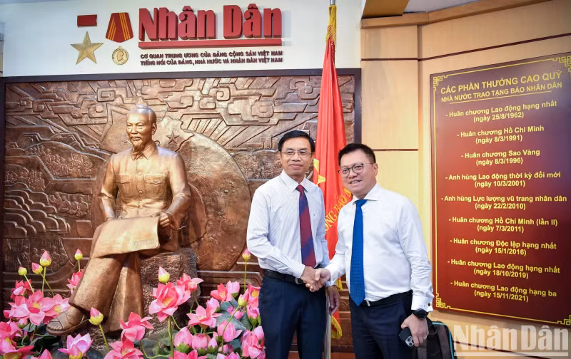 黎国明总编辑和老挝《人民报》社副总编辑西万·霍姆萨亚德。