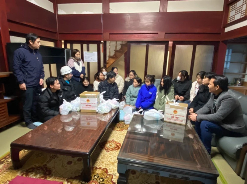 代表团慰问旅居日本石川县的越南实习生的情况。（图片来源：越通社