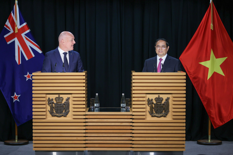 越南与新西兰两国政府总理共同会见记者。（图片来源：VGP）